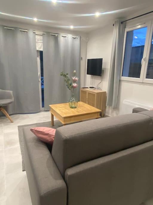 Maison Jardin Et Parking Gratuit - 10 Min De L'aeroport - Metro 14 - Arrivee Autonome Apartment Orly