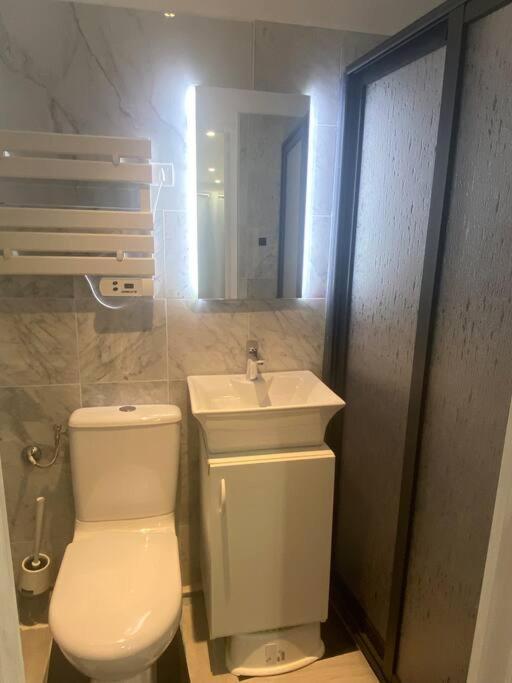 Maison Jardin Et Parking Gratuit - 10 Min De L'aeroport - Metro 14 - Arrivee Autonome *